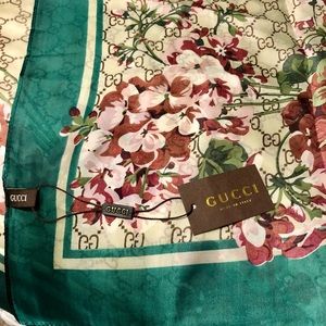 BNWT Gucci Scarf Vintage 100% Silk Authentic Floral Design with a Green Border🛍